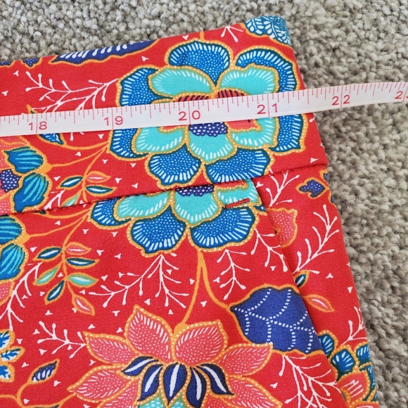 LOFT floral mid rise tailored shorts, 43", red - Picture 9 of 11